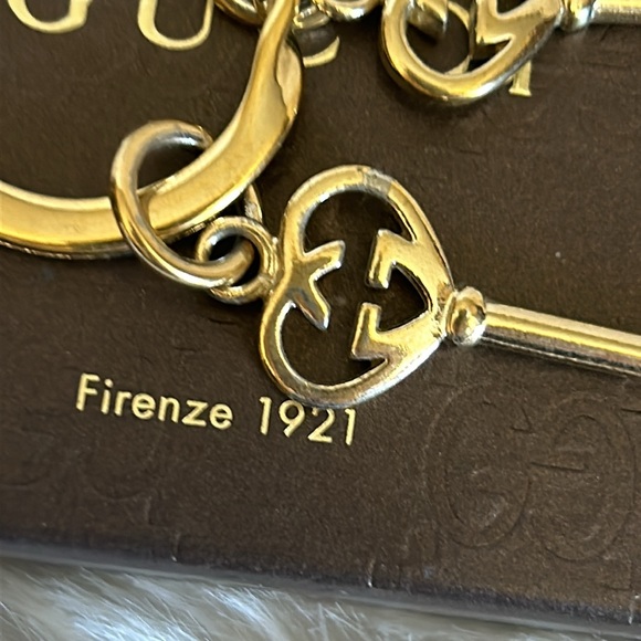 Gucci gold tone keychain with 2 key charms and box - Picture 7 of 11